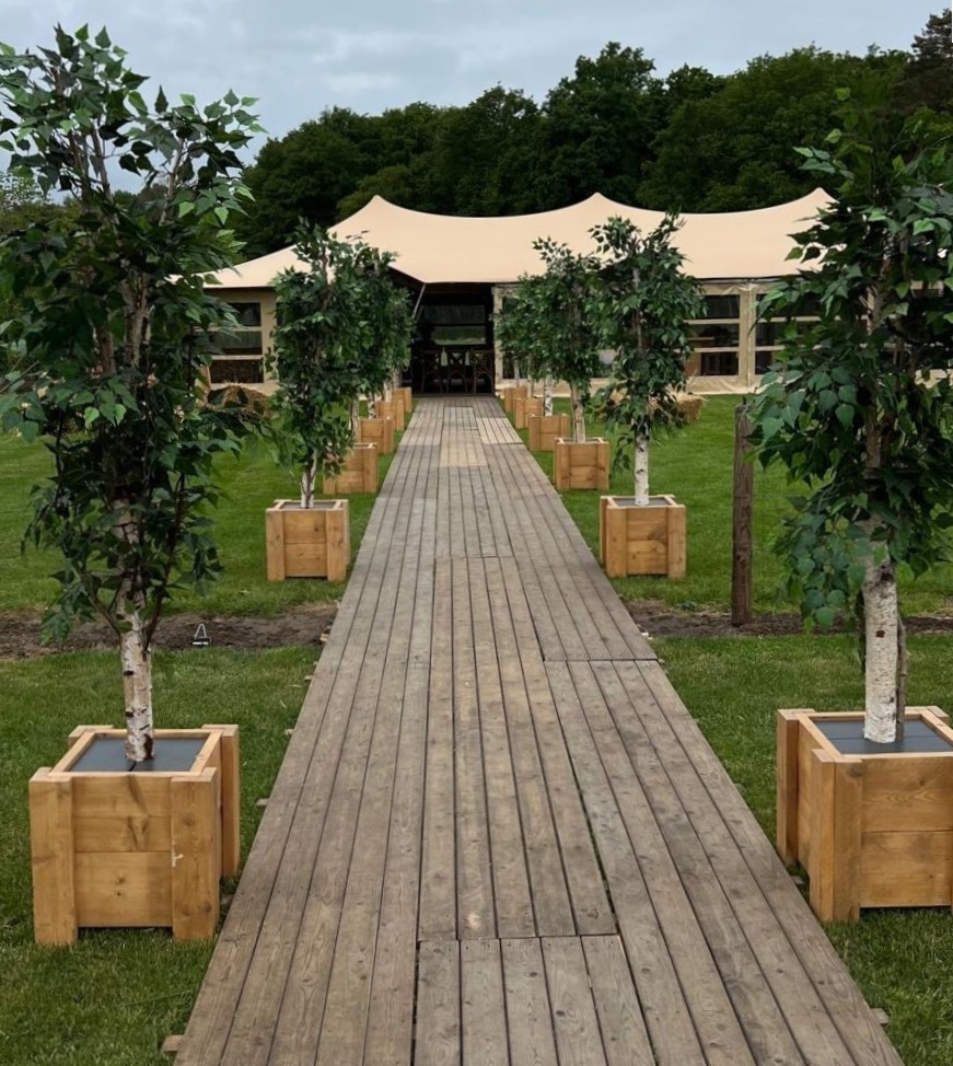 Sierboom in houten bak (kunst)